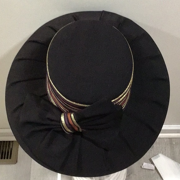 St. Anthony Black Hat with Wide Brim and Decorative Element - Picture 4 of 4